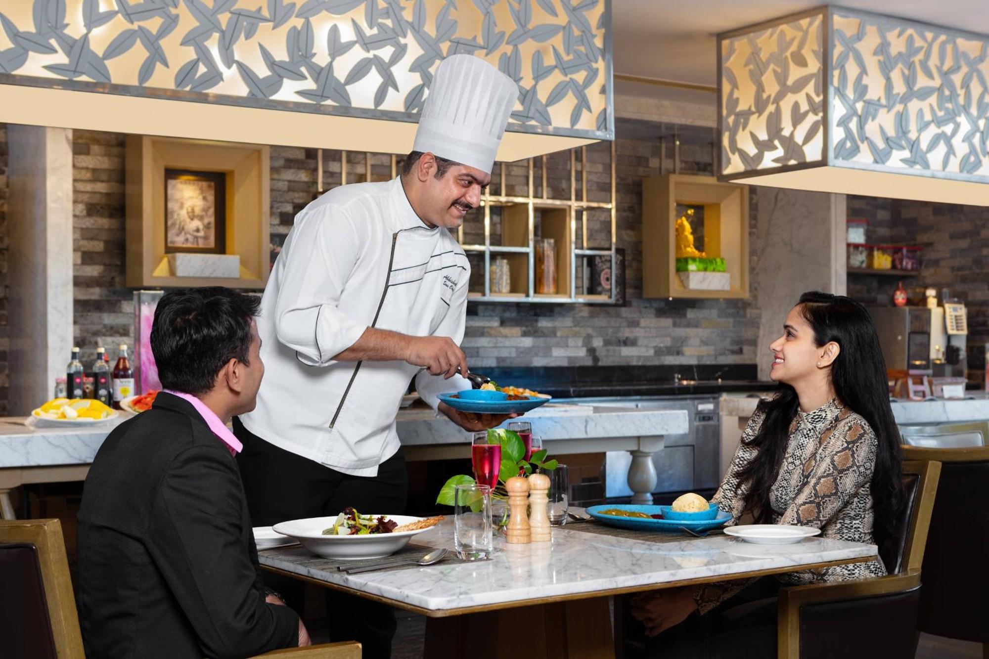 Courtyard By Marriott Agra Ξενοδοχείο Εξωτερικό φωτογραφία A chef serving food to guests