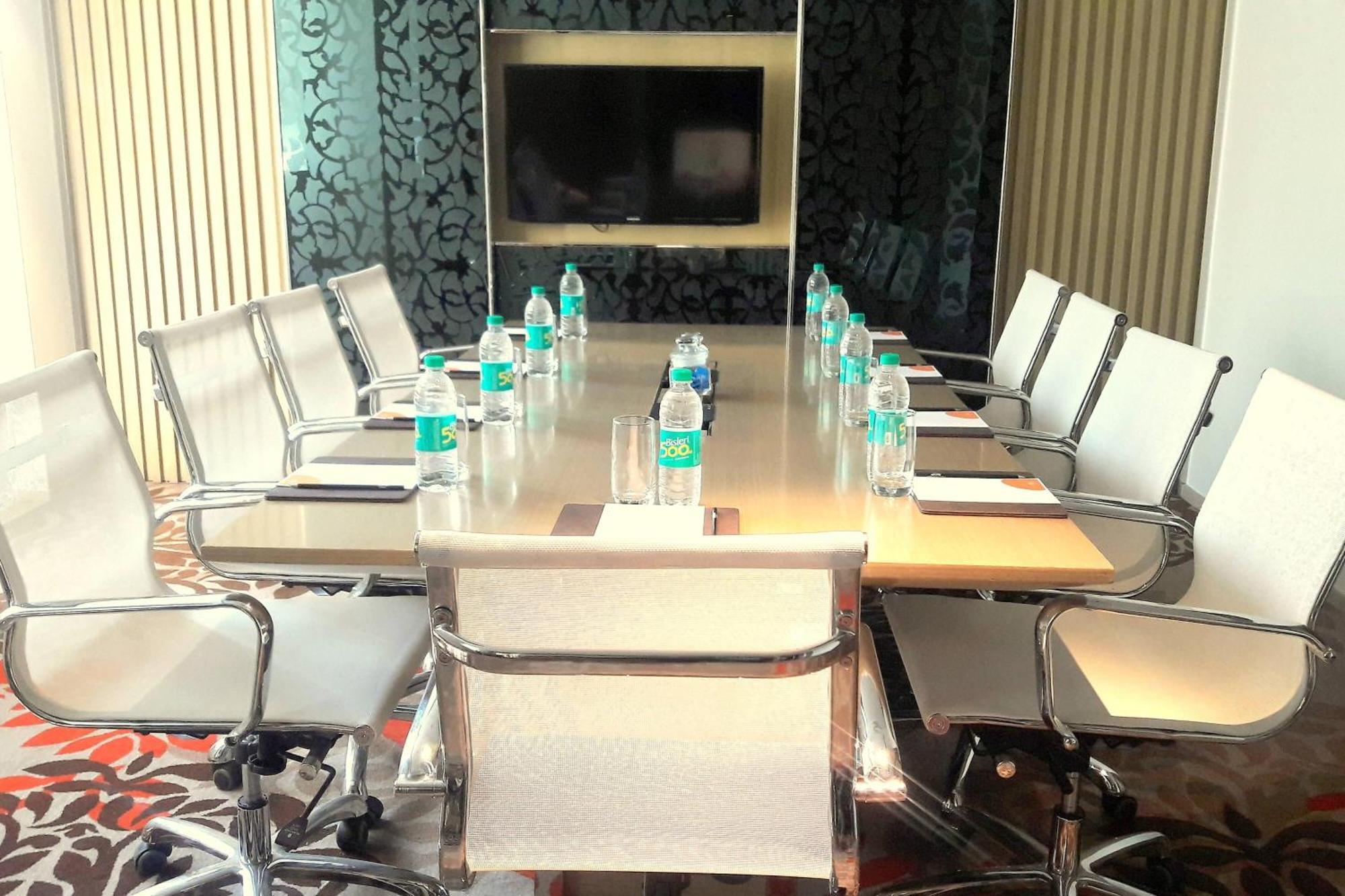 Courtyard By Marriott Agra Ξενοδοχείο Εξωτερικό φωτογραφία A meeting room at a hotel
