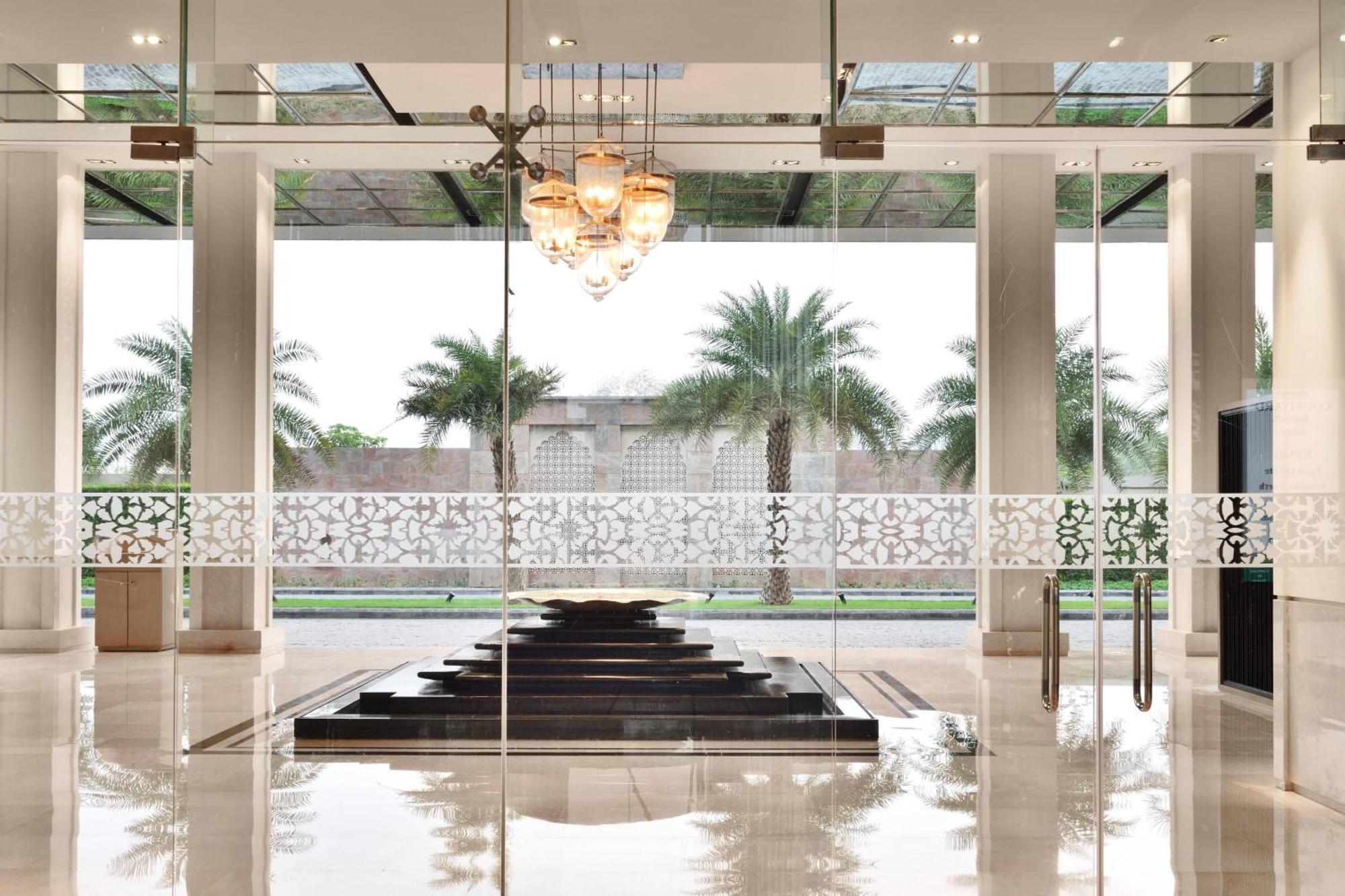 Courtyard By Marriott Agra Ξενοδοχείο Εξωτερικό φωτογραφία The lobby of the Taj Mahal Palace, Mumbai