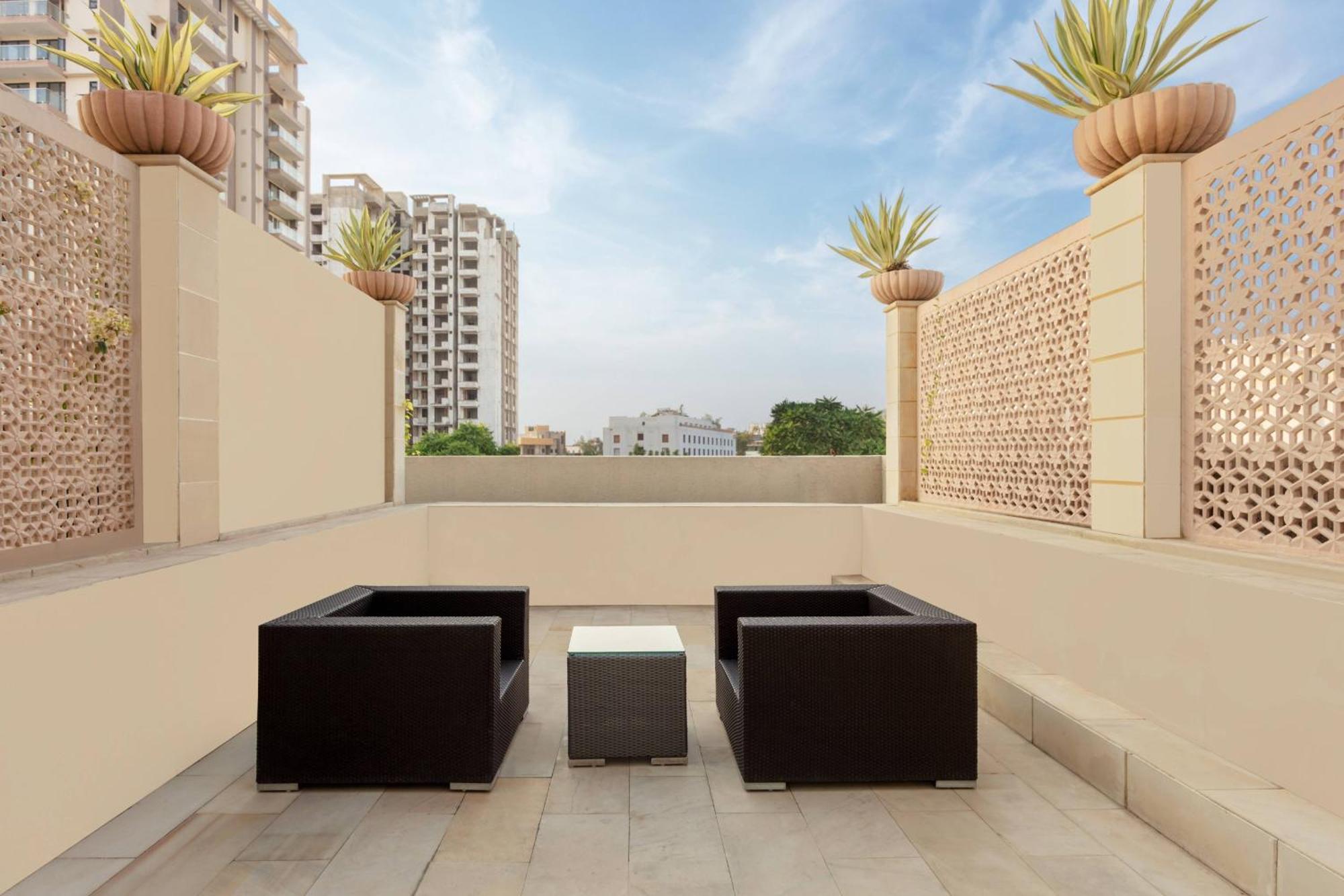Courtyard By Marriott Agra Ξενοδοχείο Εξωτερικό φωτογραφία A typical balcony